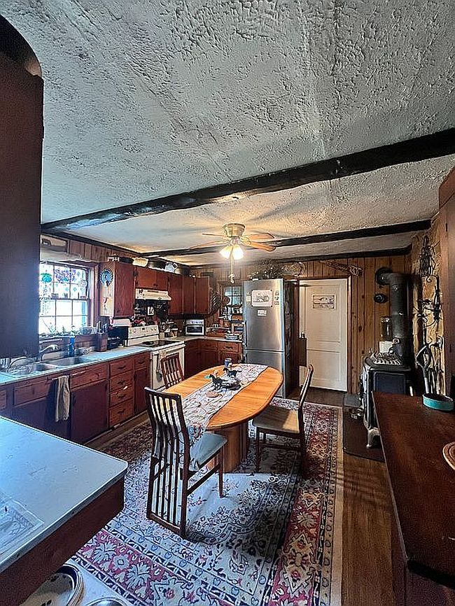 Photo of 214 Harrison Ave, Berkeley Springs, WV