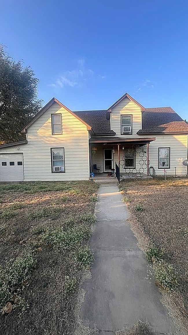 Photo of 319 E Main St, Calumet, OK