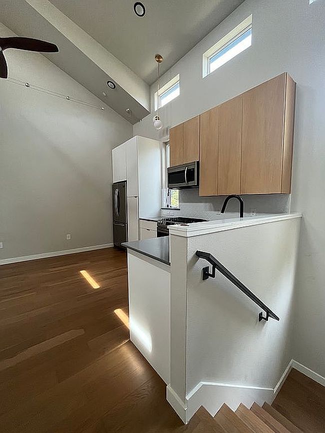 Additional photo 2 of property located at 913 Duncan Ln #102