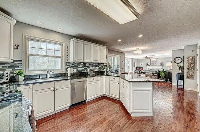 Photo of 6031 Turtle Bay Pkwy, Columbus, IN
