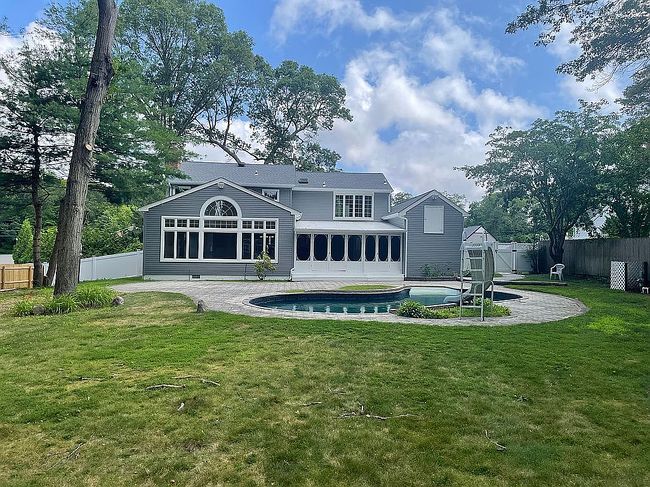 Photo of 7 Whitespruce Ln, Hauppauge, NY