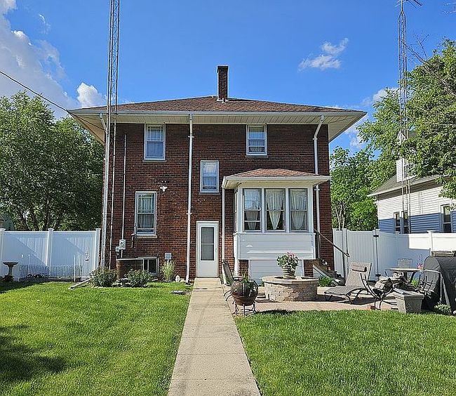 Additional photo 3 of property located at 111 E Waupansie St