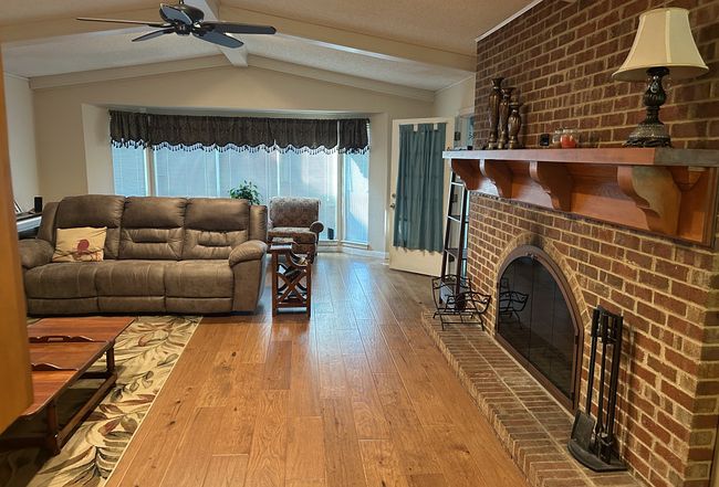 Additional photo 3 of property located at 6411 Beachview Dr