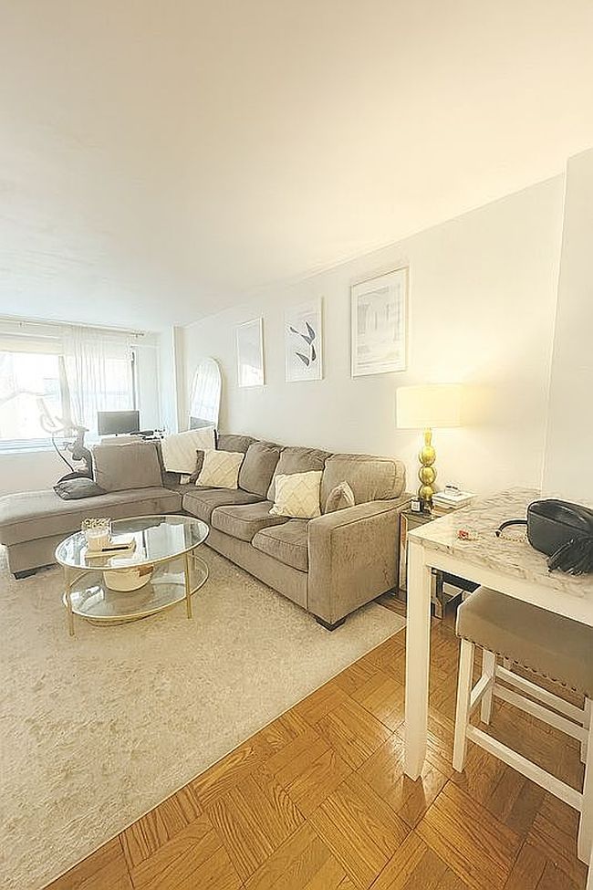 Photo of 200 E 27th St Apt 2M