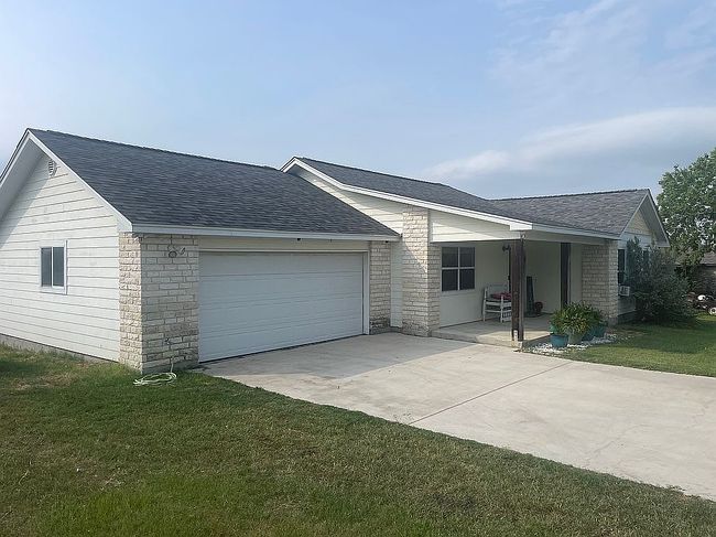 Image of 812 Riviere Dr
