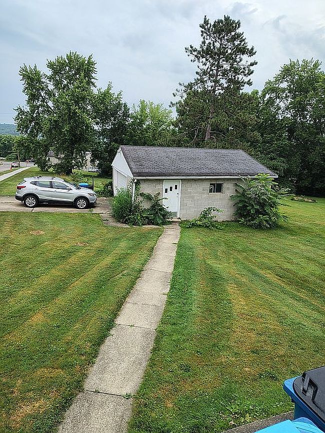 Photo of 65 Park Ave, Struthers, OH