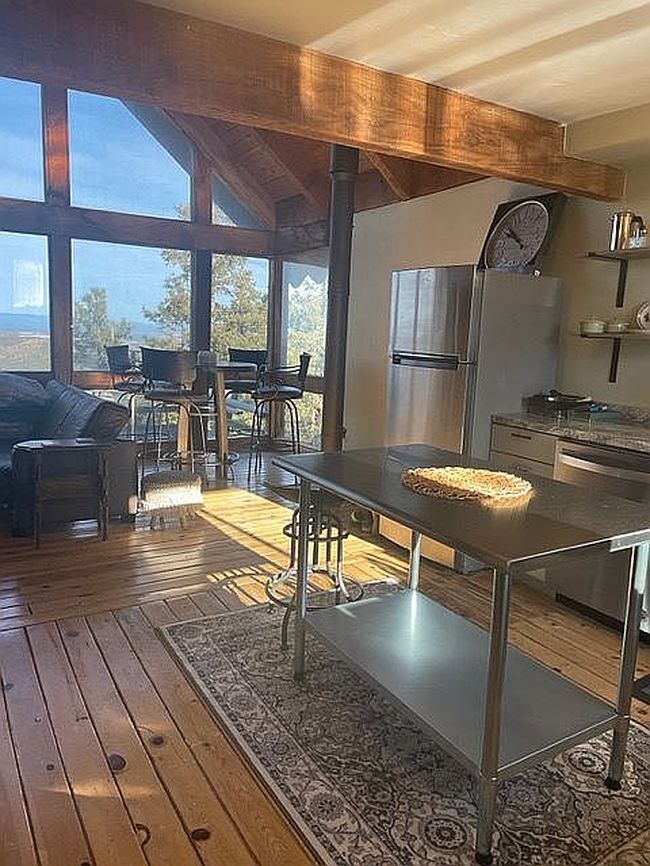 Image of 770 N Skyline Dr