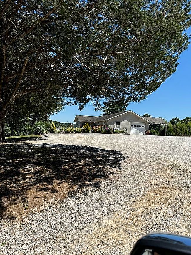 Photo of 2402 Lobelville Hwy, Linden, TN