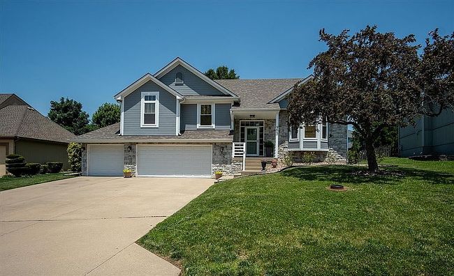 Photo of 303 Shoreview Dr, Raymore, MO