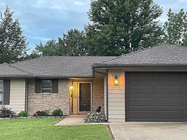 Image of 1708 S Charleston Cir