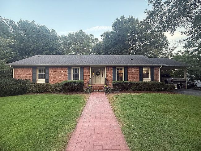 Photo of 240 Crestwood Dr