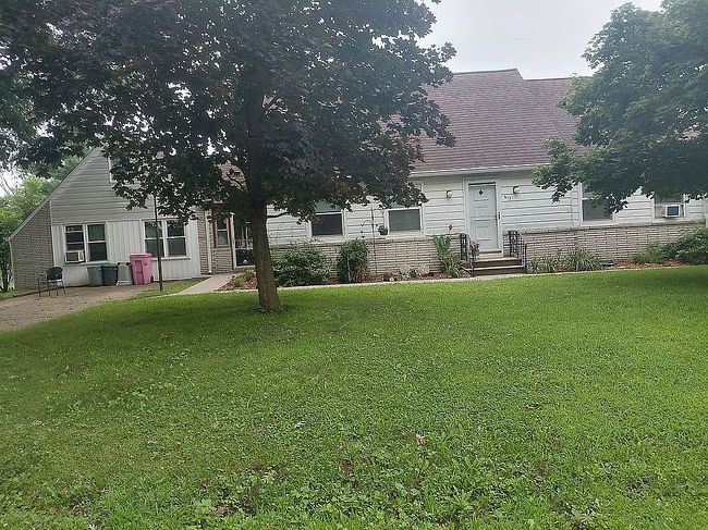 Photo of 615 7th St, Colona, IL