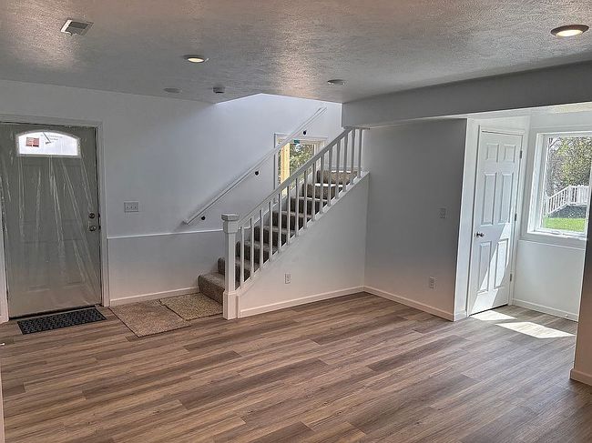 Photo of 51561 E County Line Rd, Middlebury, IN