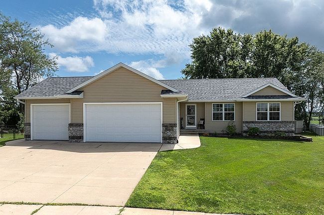 Photo of 114 S Hill Crest Cir, Center Point, IA
