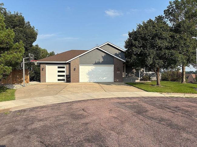 Photo of 406 Rosemont Cir, Montrose, SD