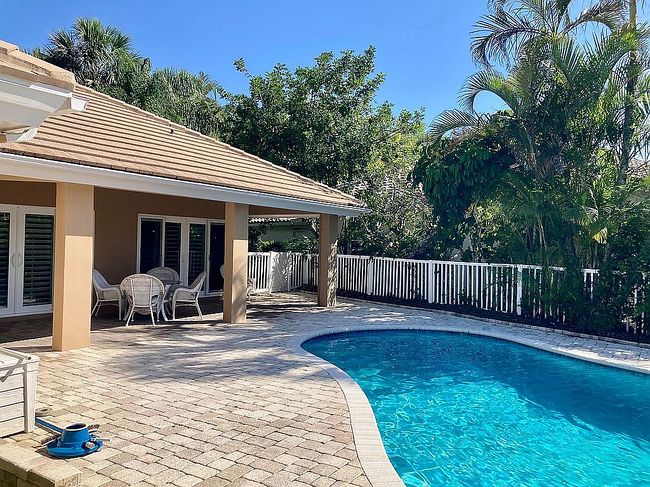 Image of 18475 Lake Bend Dr