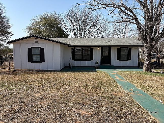 Photo of 2025 Standish St, Floresville, TX
