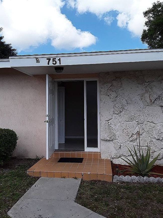 Image of 751 Se Solaz Ave