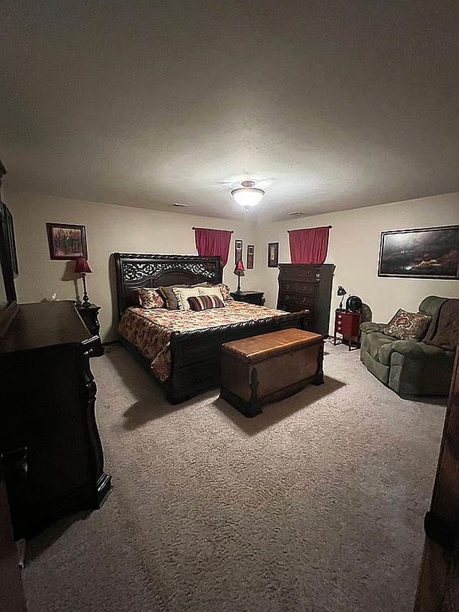 Photo of 2009 Henderson Dr, Garden City, KS