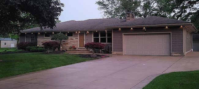 Photo of 988 Beechwood Dr, Tallmadge, OH