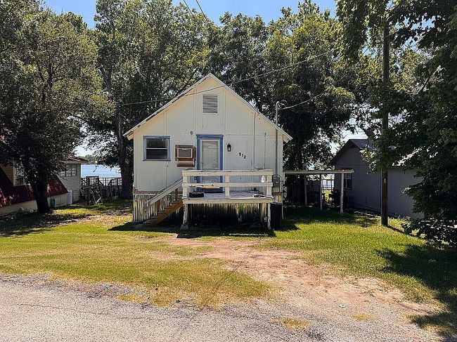 Photo of 912 W Lake Dr, Weatherford, TX