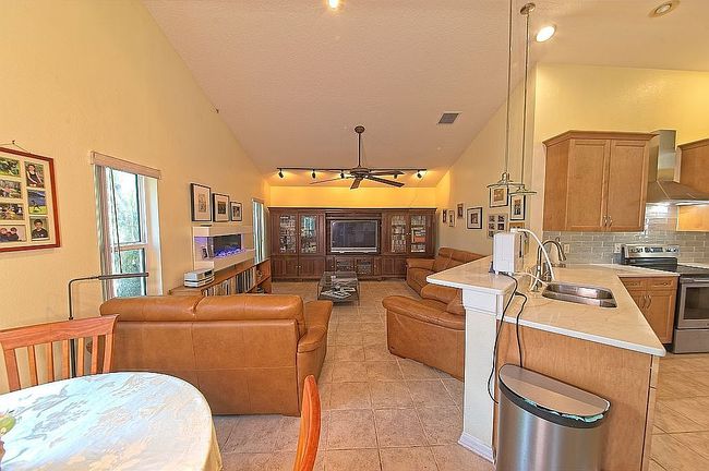 Photo of 530 Somerhill Dr Ne, Saint Petersburg, FL