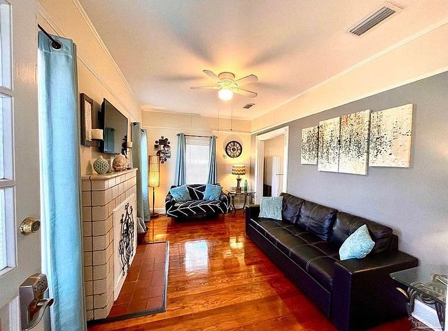 Image of 7 Broadmoor Ln