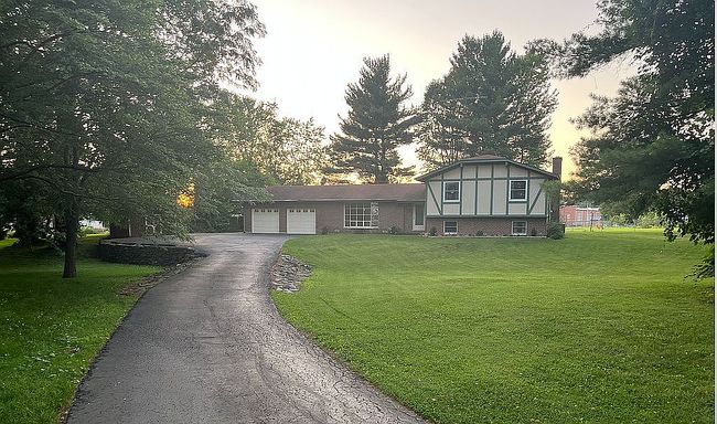Photo of 810 County Line Rd, Batesville, IN