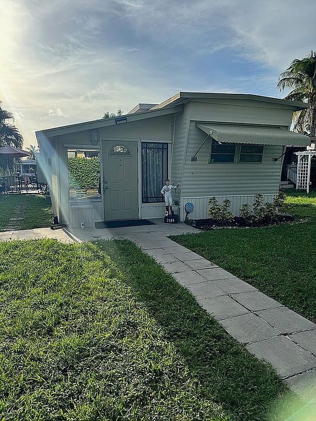 Photo of 2418 Charles Rd, Hallandale Beach, FL