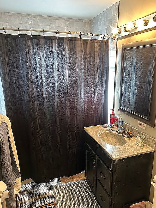 Image of 210 8th St W