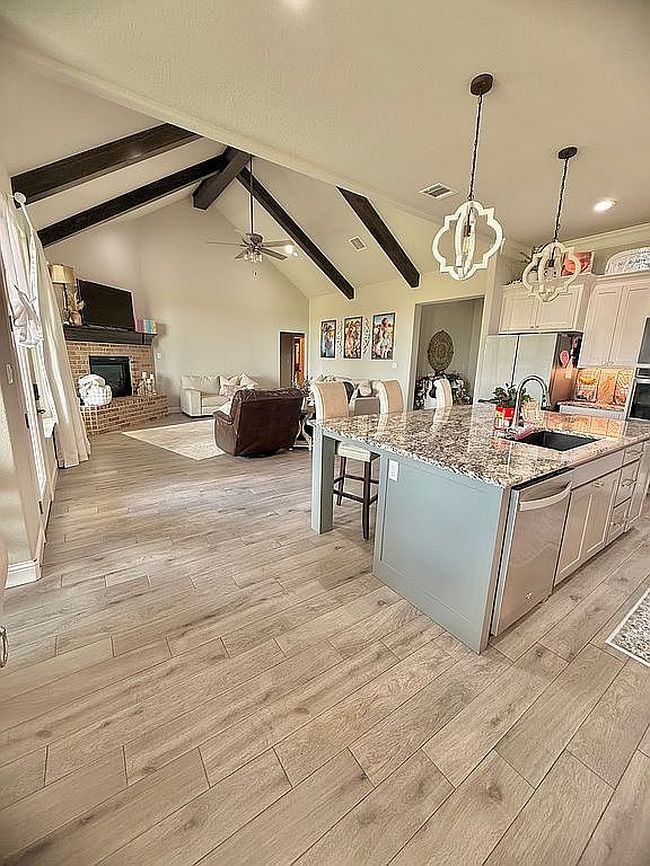 Photo of 821 Williamson Rd, Granbury, TX