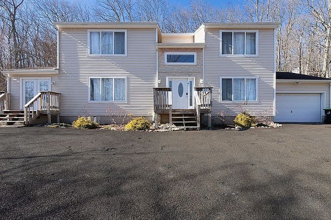 Photo of 27 Brunswick Dr, Mount Pocono, PA