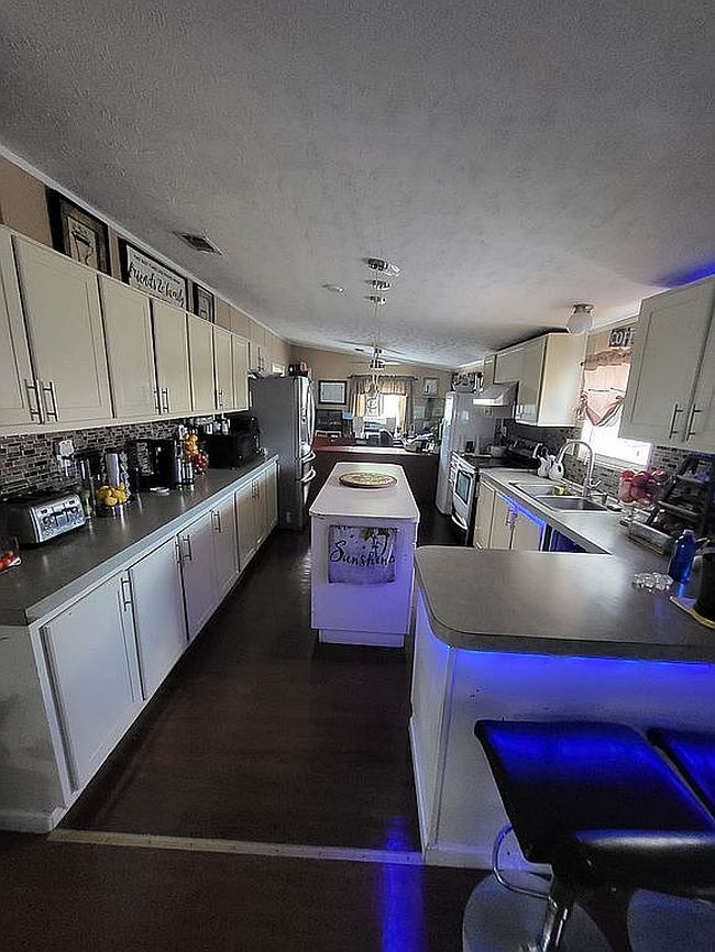 Image of 990 Bayview Rd