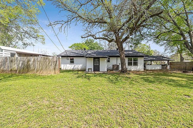 Photo of 323 Houston St, Maud, TX