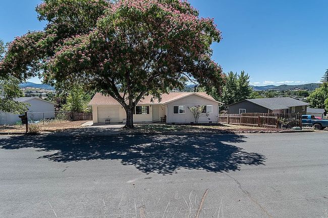 Photo of 416 Corona Loop Rd, Roseburg, OR