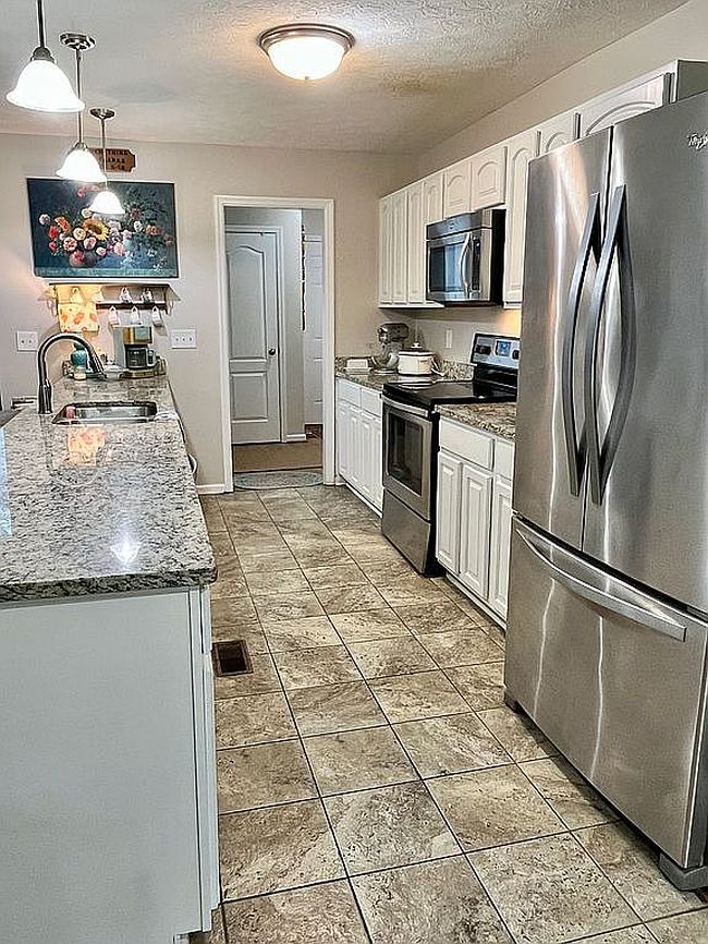 Photo of 201 Lay Lake Ln, Sylacauga, AL
