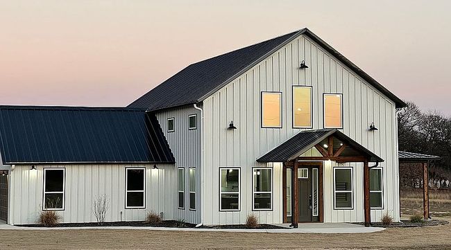 Additional photo 1 of property located at 2920 Lago Vista Ln