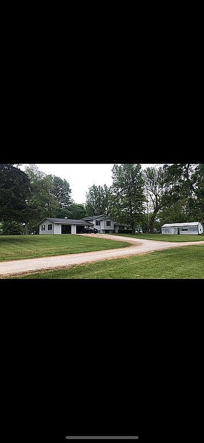 Photo of 1085 Merritt Blacktop Rd, Bluffs, IL
