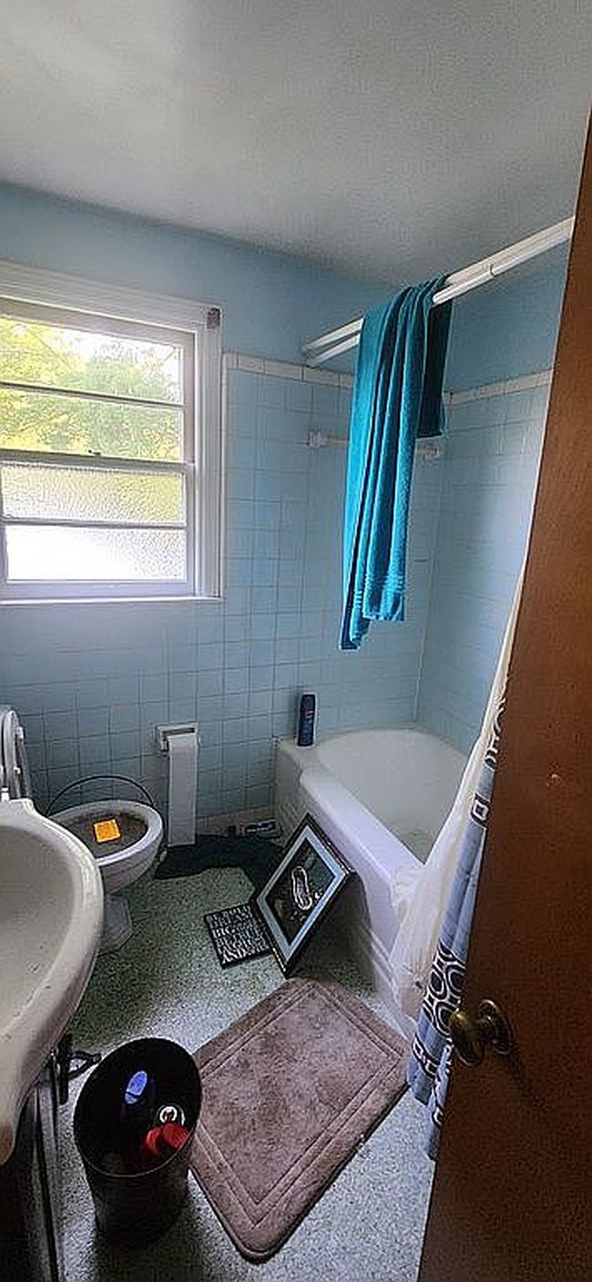 Image of 2100 Middle Ln
