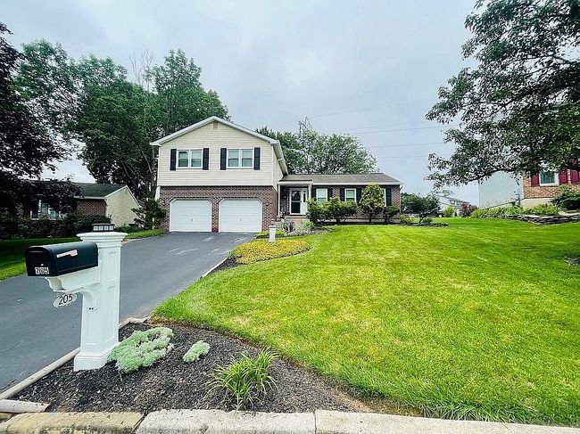 Photo of 205 Fairway Dr, Reading, PA