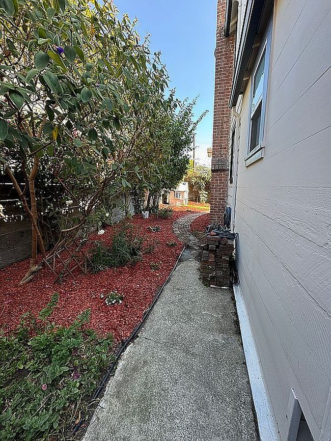 Image of 2417-9 Webster St