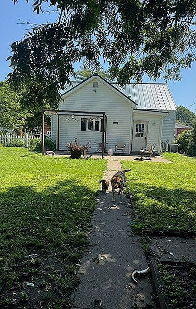 Photo of 221 N Main St, Red Bud, IL