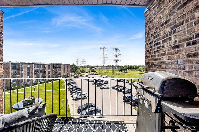 Photo of 725 W Huntington Commons Rd Apt 416, Mount Prospect, IL