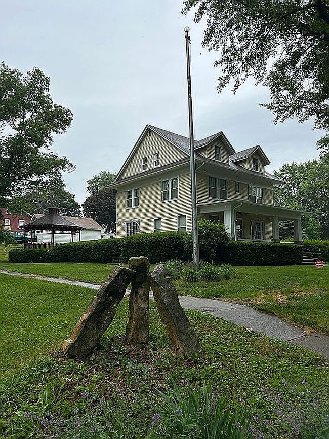 Image of 207 S Ives St