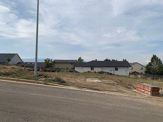 Photo of 661 Boulder Loop, Creswell, OR