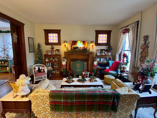 Image of 221 W Poplar St