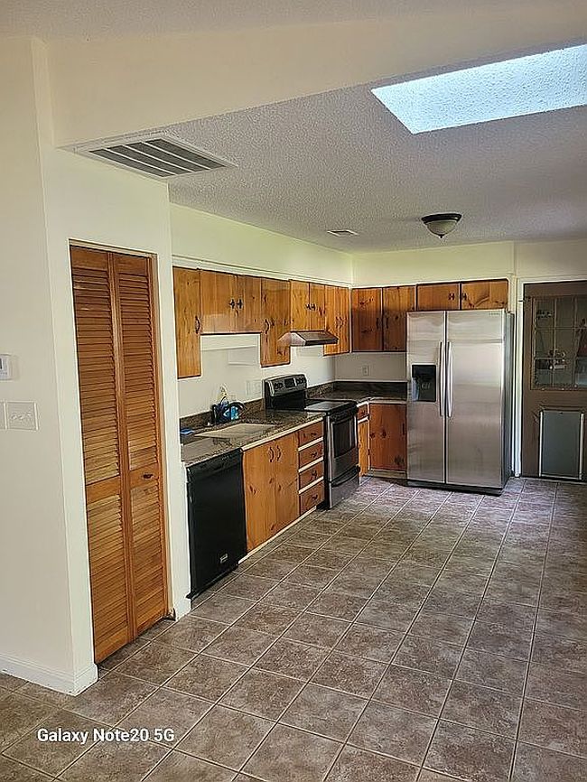 Additional photo 1 of property located at 2425 Royal Palm Dr