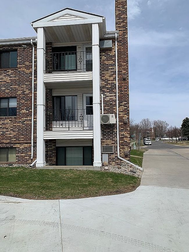 Image of 341 Prairiewood Cir S Apt 202
