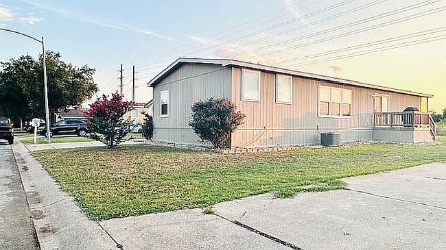 Image of 1601 E Slaughter Ln