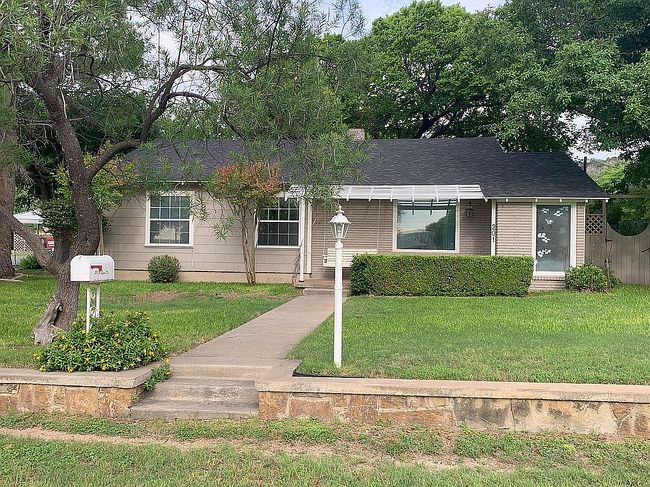 Photo of 201 Jo Lynn Dr, Junction, TX